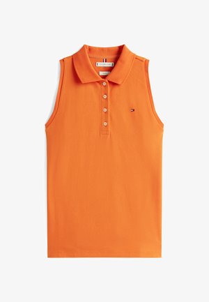 Polo shirt senza maniche di colore arancione realizzato in cotone. Caratterizzato da un colletto classico, una patta con quattro bottoni e un piccolo logo sul petto sinistro.