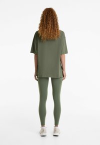 OYSHO Tricou basic - mottled dark green