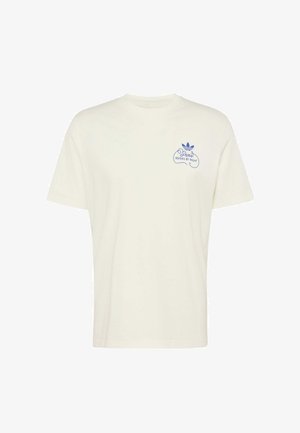 Weißes Kurzarm-T-Shirt mit kleinem blauem Adidas-Logo und dem Schriftzug „Paris Adidas by Night“ auf der linken Brust.