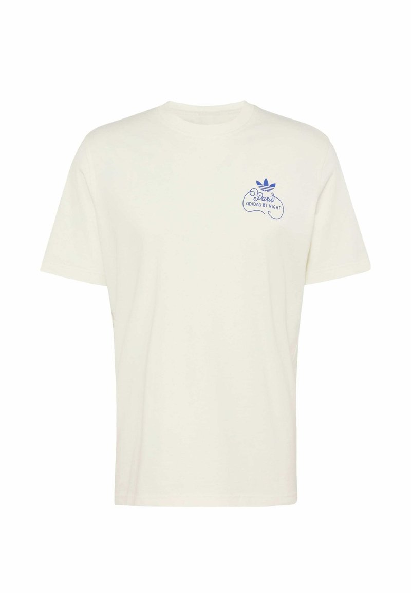T-shirt blanc à manches courtes avec petit logo Adidas bleu et texte « Paris Adidas by Night » sur la poitrine gauche.
