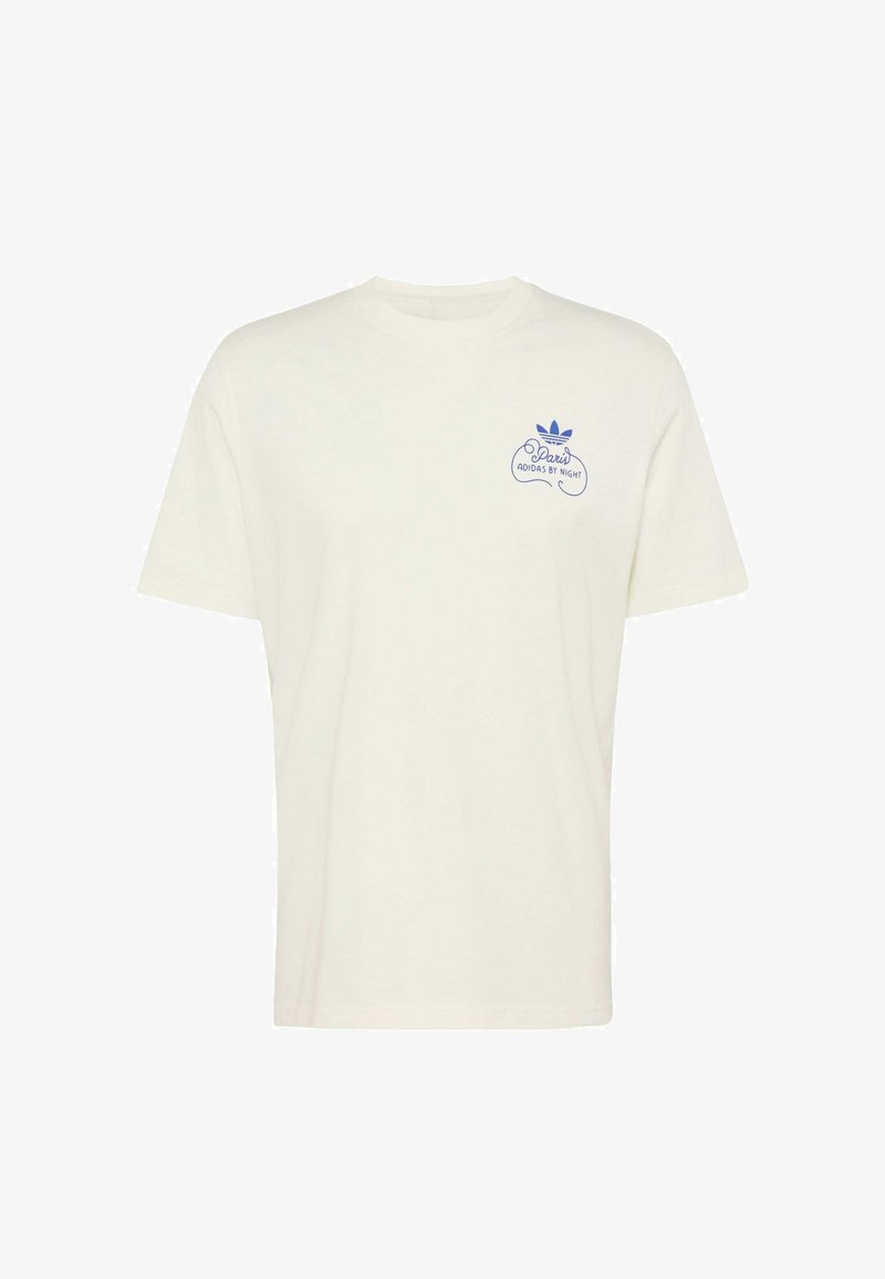 T-shirt blanc à manches courtes avec petit logo Adidas bleu et texte « Paris Adidas by Night » sur la poitrine gauche.