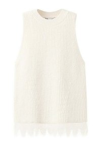 Chaleco de punto blanco sin mangas con textura acanalada y un delicado borde de encaje en el dobladillo.