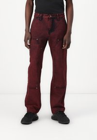 Røde denim cargo bukser med synlige sømme, fem lommer og knapdetaljer. Designet har en afslappet pasform og tekstureret stof.