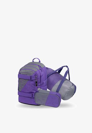 Zaino viola e grigio, borsa cilindrica e astuccio rettangolare con chiusure lampo e ricamo con logo del marchio.