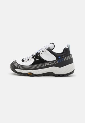 Chaussure de randonnée basse noire et blanche avec semelle épaisse, fermeture à lacets à l'avant, et marquages "POLO67" et "RL" sur le côté.