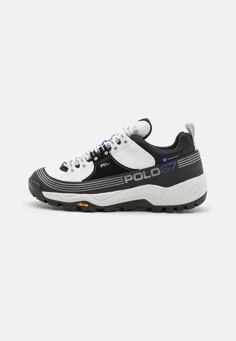 Chaussure de randonnée basse noire et blanche avec semelle épaisse, fermeture à lacets à l'avant, et marquages "POLO67" et "RL" sur le côté.