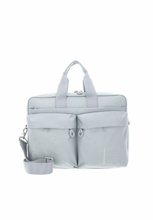 Serviette en tissu gris avec deux poches avant zippées, deux poignées supérieures et une bandoulière réglable. Présente un marquage discret sur le côté.