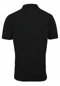 Černé polo tričko vyrobené z bavlny, s klasickým límcem, krátkými rukávy a rovnými lemy. Žádné viditelné vzory nebo akcenty.