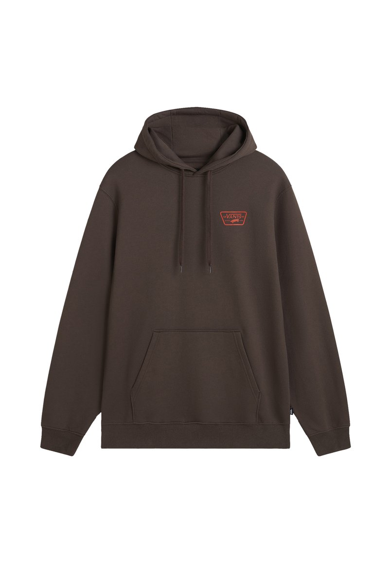 Brązowy sweatshirt z kapturem, wykonany z miękkiego materiału, z przednią kieszenią i małą czerwoną naszywką na górnej lewej części klatki piersiowej.