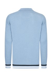 Hele sinine kootud pullover, millel on tekstuuriga muster, kaelus ja kontrastsete triipudega mansetid mustas, valges ja tumesinises värvis.