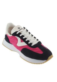 Sportieve sneakers met marineblauwe suède, roze panelen, witte accenten en een gestructureerde rubberen zool. Veters zijn wit; logo op de tong is zichtbaar.