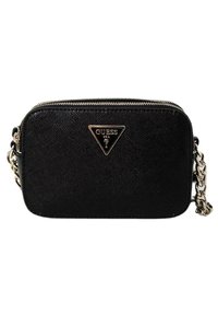 Borsa a tracolla nera Guess con superficie testurizzata, hardware in tonalità oro e distintivo logo a forma triangolare. Presenta una tracolla a catena e chiusura con zip.