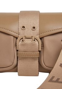 Borsa a mano di colore tan con corpo in pelle liscia, tracolla in tessuto con fibbia e dettagli cuciti. Due piccole tasche frontali visibili.