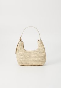 Beżowa pleciona torba o zaokrąglonym kształcie, z krótkim uchwytem i zamkiem błyskawicznym. Wykonana z teksturowanego materiału, prezentująca prosty, minimalistyczny design.