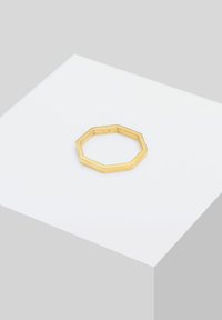 Goldener achteckiger Ring mit einer glatten, polierten Oberfläche. Aus Metall gefertigt, zeigt klare Linien und ein minimalistisches Design.