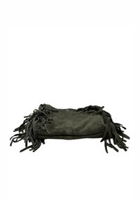 Ciemnozielona torba z zamszu z ozdobnymi frędzlami wokół krawędzi, o miękkiej fakturze i prostym, prostokątnym kształcie.