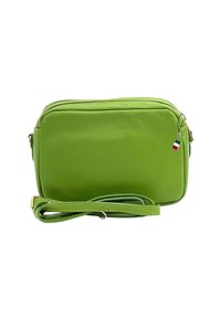 Groene leren crossbodytas met een gladde textuur, rechthoekige vorm, ritscompartimenten en een verstelbare schouderriem. Kleine Italiaanse vlagaccent.