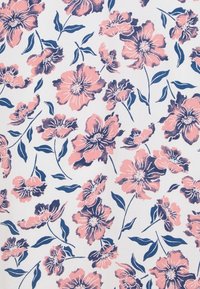 Květinová látka s růžovými a námořnickými modrými květinami a zelenými listy na bílém pozadí. Měkká textura s opakujícím se vzorem.