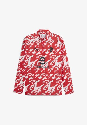 Raudona ir balta ilgomis rankovėmis užsegama marškinėliai, pasižymintys liepsnų raštu, juodu logotipu ir aukštu apykakle. Pagaminti iš lengvo medžiagos.