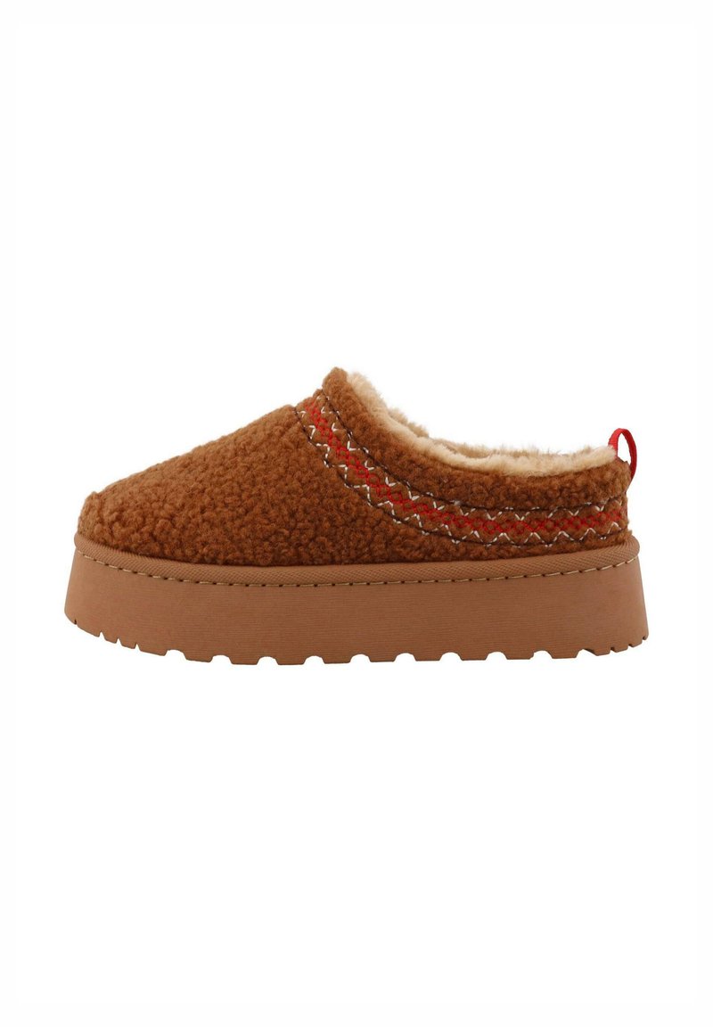 Bruine shearling instap schoen met een getextureerde bovenkant, contrasterende rode stiksels en een dikke rubberen zool voor grip. Voorzien van een achterste trekband.