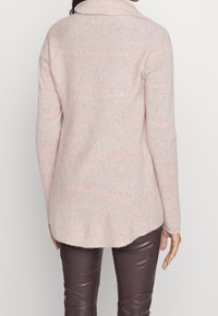 Helles pinkes Sweatshirt mit entspannter Silhouette, ausgestattet mit einem Schal-Kragen, gerippten Bündchen und dezenten horizontalen Streifen. Weiches, strukturiertes Material.