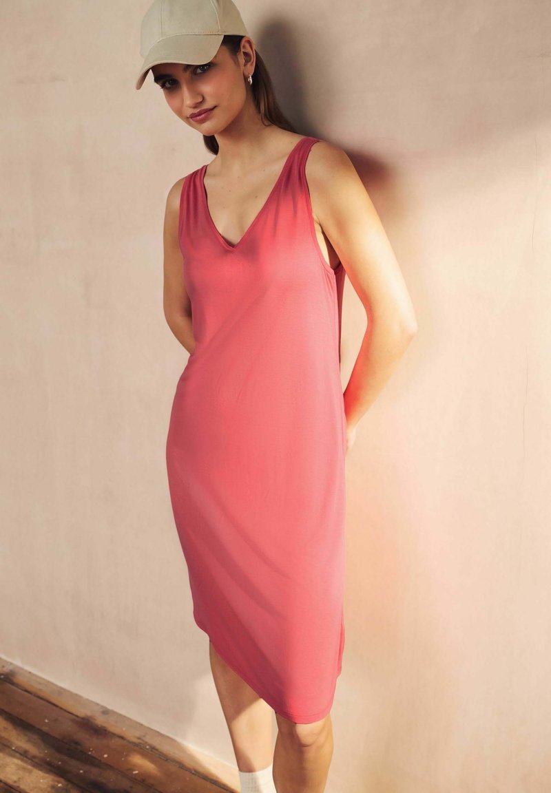 Next SLOUCH MIDI AND SLEEVELESS V-NECK REGULAR FIT - Rochie din jerseu - coral pink