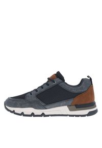 Baskets de sport avec une tige synthétique gris foncé, panneaux en mesh, accents en cuir marron, semelle extérieure texturée et design de bout arrondi.