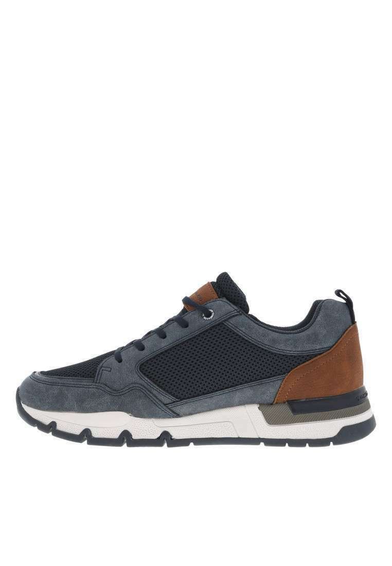 Baskets de sport avec une tige synthétique gris foncé, panneaux en mesh, accents en cuir marron, semelle extérieure texturée et design de bout arrondi.