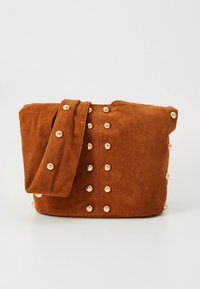 Sac en daim marron avec rabat plié et accents dorés cloutés. Comprend une bandoulière et une surface douce et texturée.