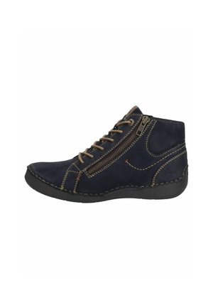 Bottines en suede navy avec des lacets marron, fermeture éclair sur le côté et couture contrastante. Un bout arrondi et une semelle en caoutchouc noir robuste complètent le design.