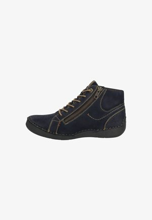 Bottines en suede navy avec des lacets marron, fermeture éclair sur le côté et couture contrastante. Un bout arrondi et une semelle en caoutchouc noir robuste complètent le design.