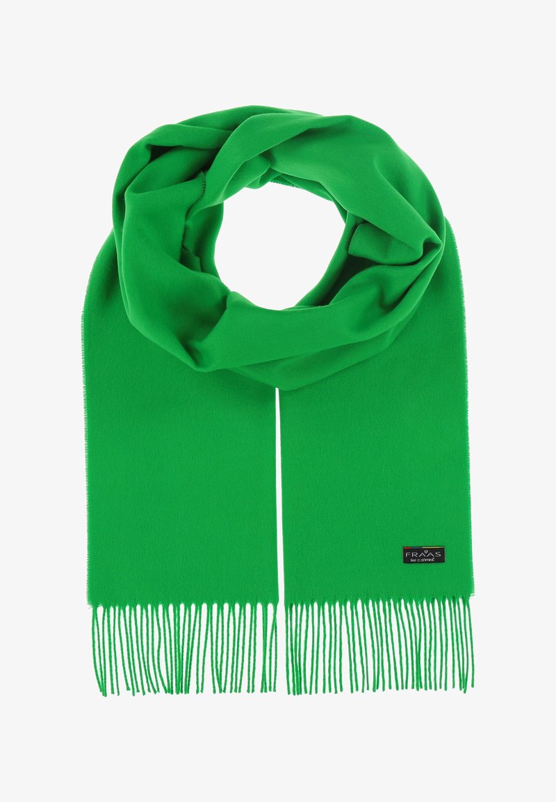 Écharpe verte en tissu doux, avec une texture lisse, des bords frangés et une étiquette avec du texte à une extrémité.