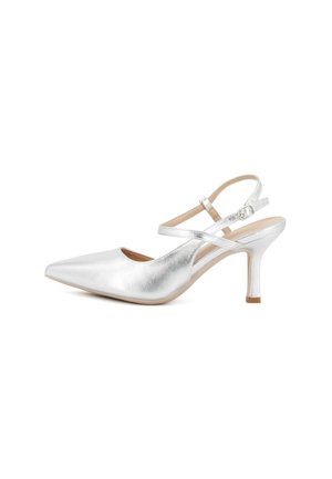 Scarpa con tacco alto slingback argento con punta appuntita, tacco stiletto di media altezza e sottile cinturino alla caviglia con fibbia.