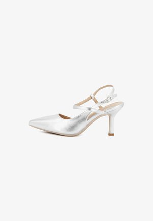 Scarpa con tacco alto slingback argento con punta appuntita, tacco stiletto di media altezza e sottile cinturino alla caviglia con fibbia.