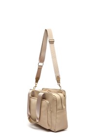 Beige Umhängetasche mit einer glatten Lederoberfläche, zwei Reißverschlusstaschen, einer Fronttasche und einem verstellbaren Tragegurt. Akzenten in goldfarbener Hardware.