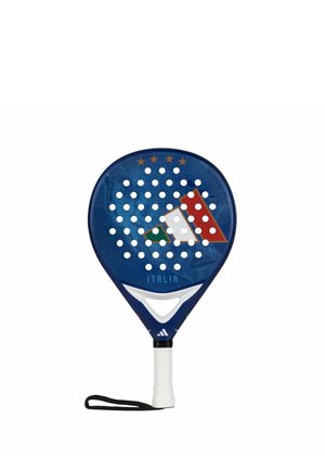 Blauer Padel-Schläger mit perforierter Schlagfläche, Design der italienischen Flagge, vier Sterne darüber, Schriftzug "ITALIA", weißer Griff und schwarzer Handgelenkriemen.