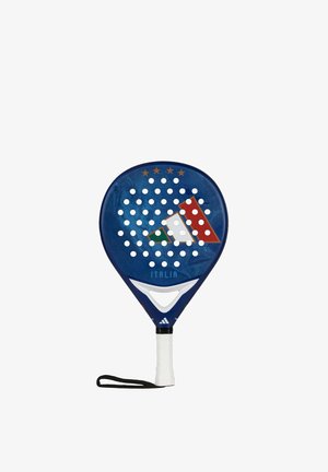 Blauer Padel-Schläger mit perforierter Schlagfläche, Design der italienischen Flagge, vier Sterne darüber, Schriftzug "ITALIA", weißer Griff und schwarzer Handgelenkriemen.