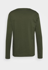 Langärmliges Shirt aus dunkelgrüner Baumwolle, hat einen runden Ausschnitt, flache Nähte und eine glatte Textur. Keine gedruckten Muster oder hardware Details.