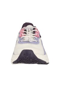 Weißer Sportschuh mit lila Akzenten und pinken Überzügen. Ausgestattet mit einem Netzmaterial, runden Schnürsenkeln und einer strukturierten schwarzen Gummisohle.