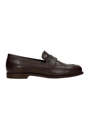 Mocassino in pelle marrone con finitura testurizzata, tacco piatto e fascia larga sulla pianta del piede con dettaglio cucito e branding sottile.