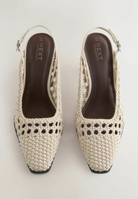 Paire de ballerines à bride arrière tissée crème avec bouts carrés pointus et semelles intérieures marron foncé étiquetées "NEXT Forever Comfort".