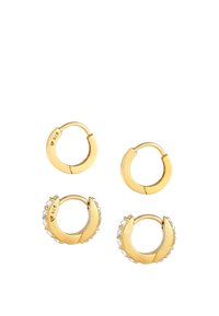 Boucles d'oreilles en métal doré avec deux designs : finition lisse et polie, et une autre ornée de cristaux transparents. Chacune est marquée « 925 » pour indiquer la teneur en argent.