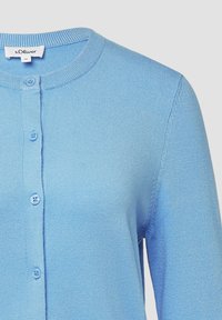 Lichtblauwe cardigan met een ronde hals, knopen aan de voorkant en ribbels. Heeft twee knopen en een eenvoudig ontwerp zonder patronen.