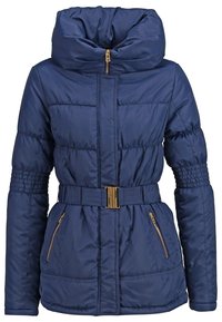 Granatowa pikowana kurtka z wysokim kołnierzem typu komin, przednim zapięciem na złoty suwak, kieszeniami na zamki w kolorze złotym, ściągaczami na rękawach oraz paskiem w talii z złotą klamrą.