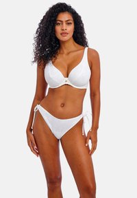 Witte bikiniset met een geprofileerd patroon top met verstelbare bandjes en een low-rise onderstuk met strikdetails aan de zijkant.