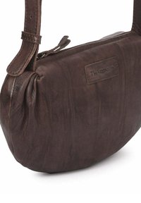 Bolso de hombro de cuero marrón con forma redondeada, textura plisada, correa ajustable y un parche de cuero con la marca en el lateral.