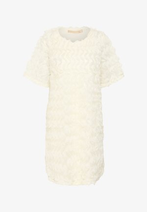 Rochie albă cu sleevuri scurte, având un design texturat și ondulat. Materialul pare ușor, cu o croială lejeră și un decolteu rotund.