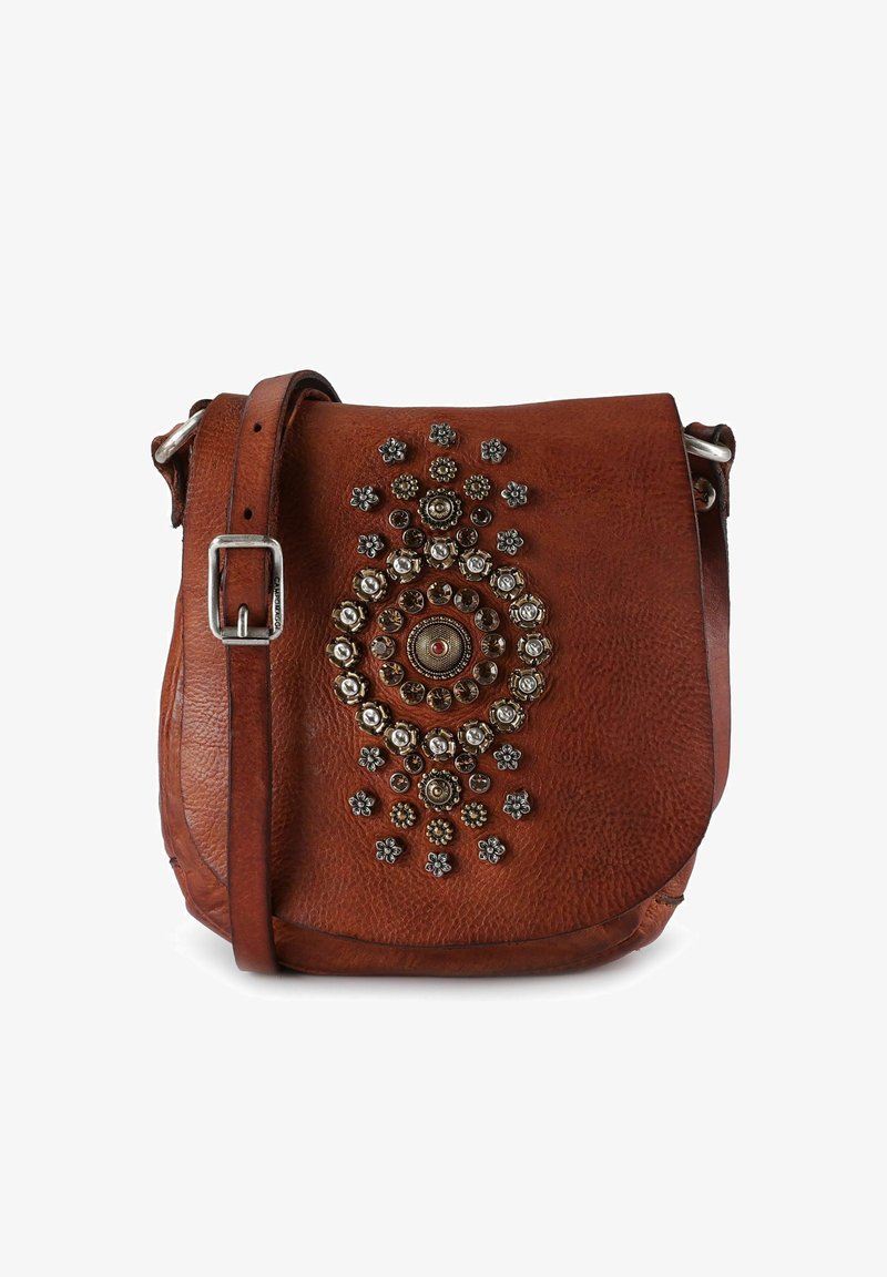 Sac bandoulière en cuir marron avec des clous métalliques décoratifs et des accents de motifs circulaires sur le devant. Sangle réglable et fermeture à rabat.