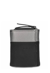 Bolso bicolor negro y plateado con un acabado texturizado, cierre de cremallera y una forma rectangular compacta. Presenta un diseño con logo en relieve.