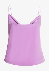 Top lavanda senza maniche con silhouette rilassata, caratterizzato da scollatura drappeggiata e spalline sottili. Tessuto liscio con una consistenza morbida.